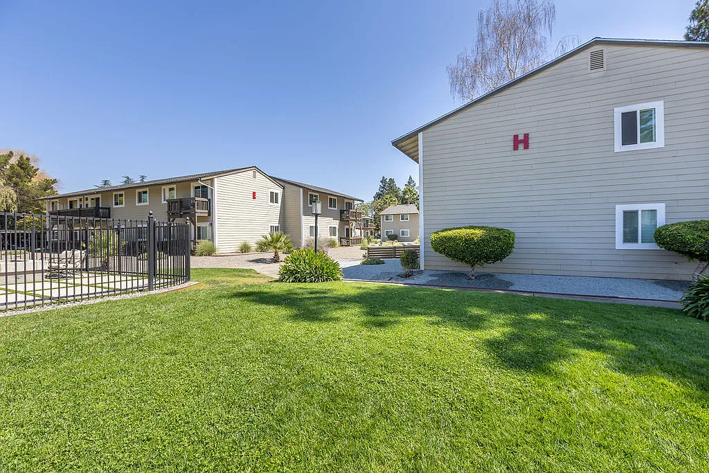Cadena Apartments — Photo 4