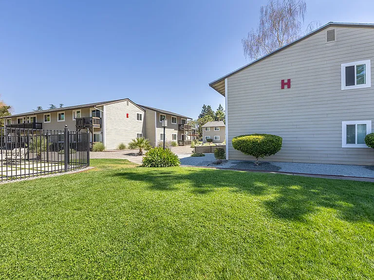 Cadena Apartments — Photo 4