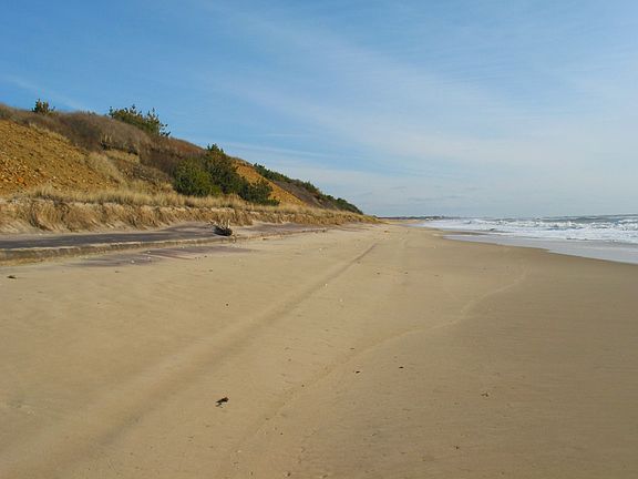 3rd image of 407 Old Montauk Hwy