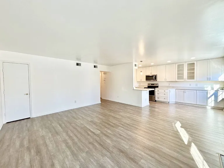 1441 Deerpond Ln — Photo 5