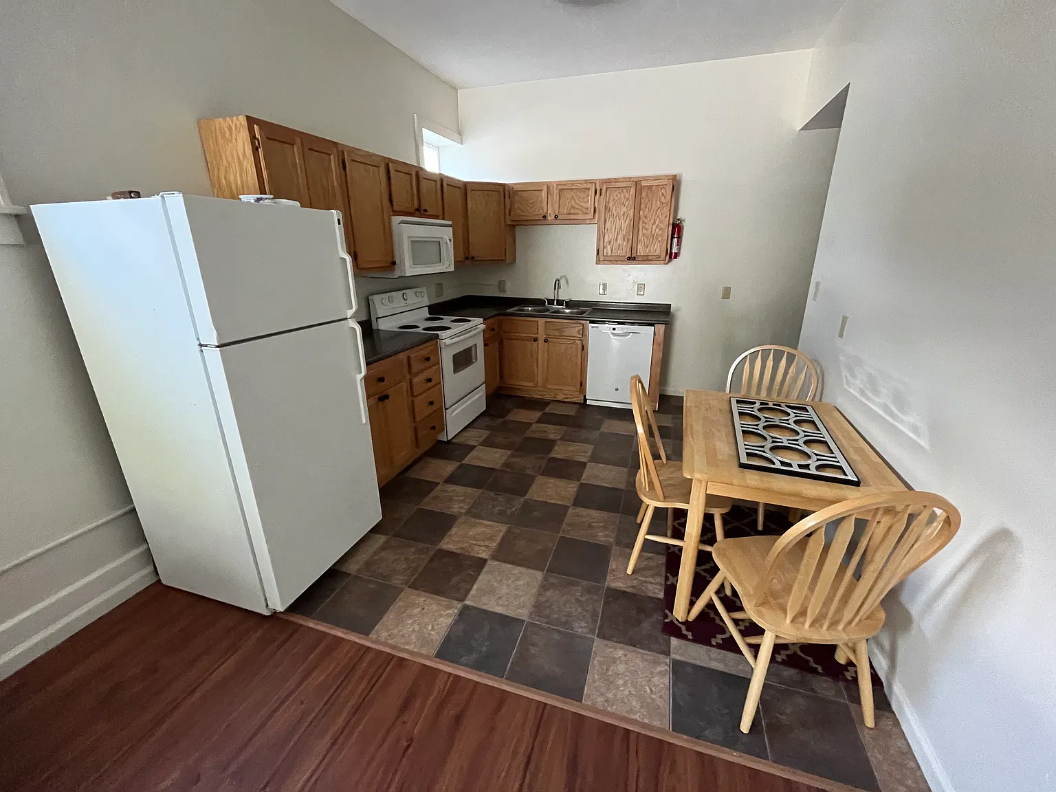 3 bed, 1200 sqft, $2,205 — Photo 3