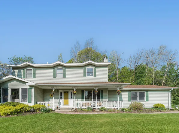 3877 Shorewood Dr, Fremont, MI 49412