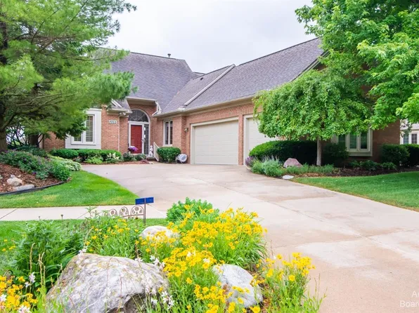 1755 Stonebridge Dr N, Ann Arbor, MI 48108