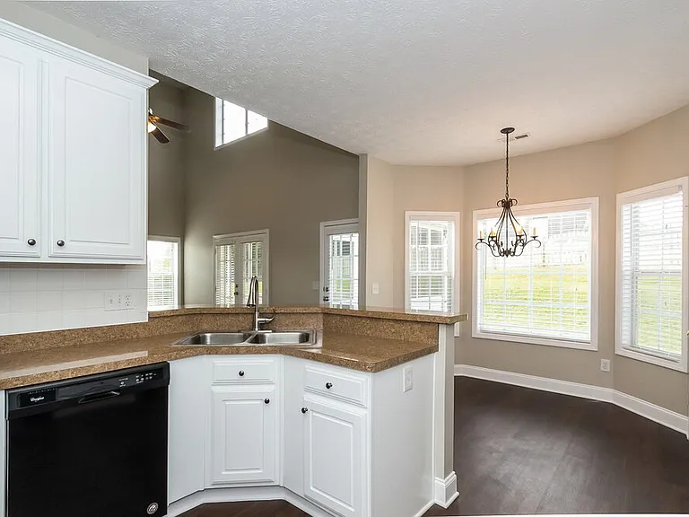 370 Whitney Ln — Photo 5