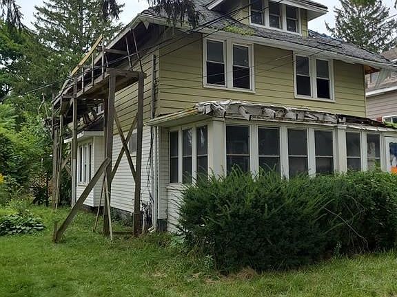 4th image of 100 Pinegrove Ave