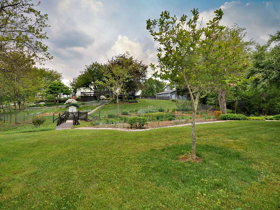 1st image of 2016 Hyde Park Ln