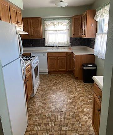 2nd image of 3 Knob Hill Dr