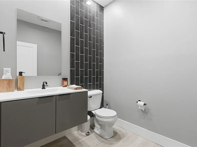 240 E Jefferson St — Photo 25