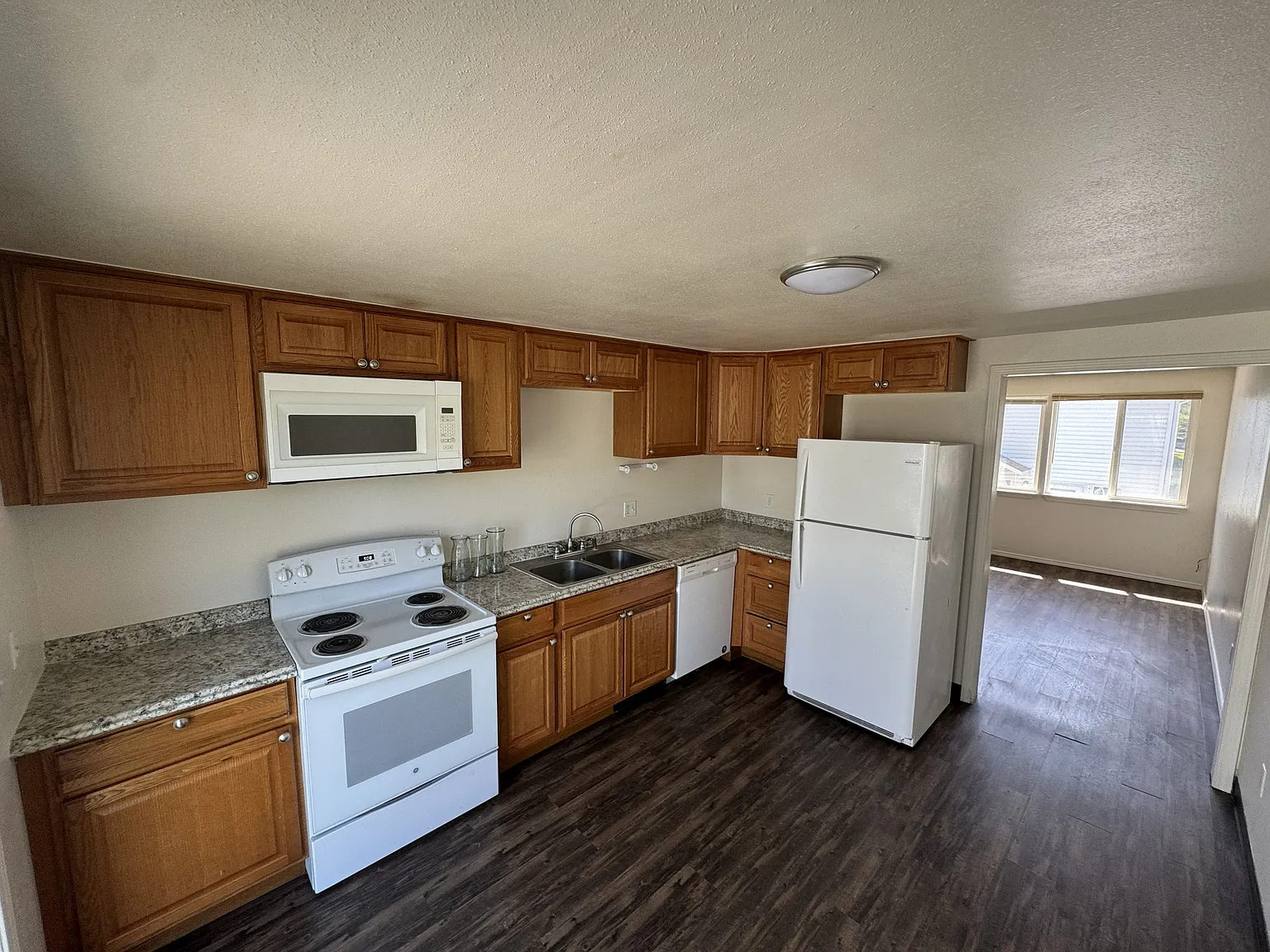 4 bed, 1300 sqft, $2,000 — Photo 2