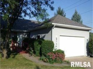 3045 Maplewood Dr, Bettendorf, IA