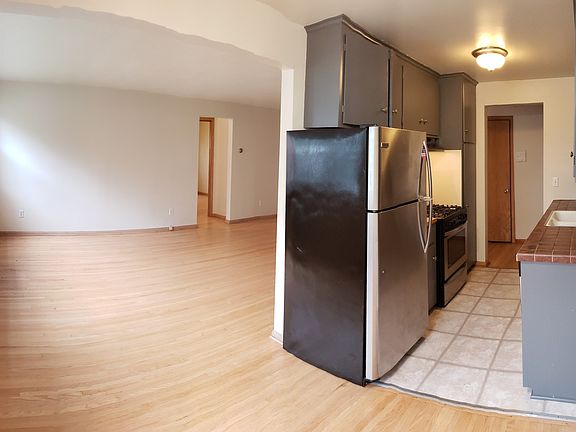 5th image of 716 W 38th St APT 202