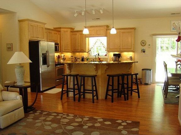 5th image of 323 Windward Dr
