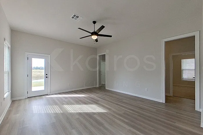 4 bed, 2.5 bath, 1738 sqft, $2,095 — Photo 3
