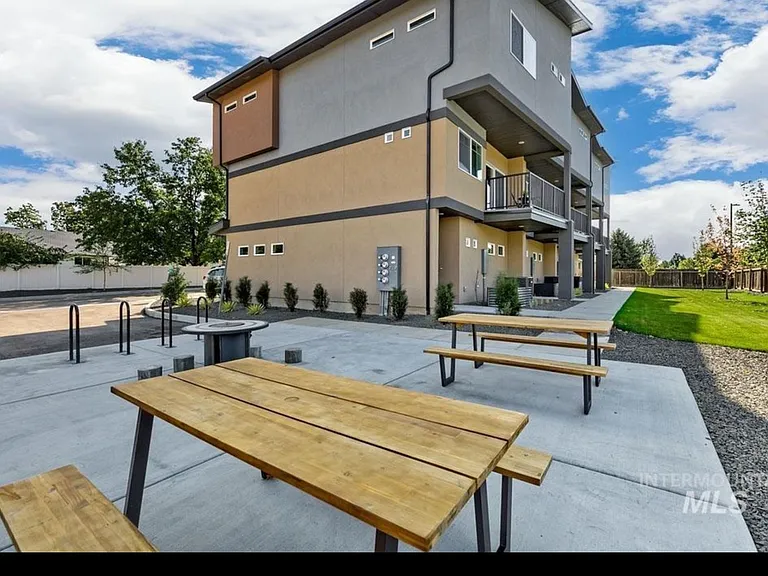 2285 N Shaelyn Ln — Photo 8