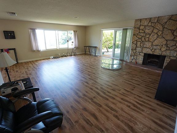 2nd image of 3954 Southview Dr