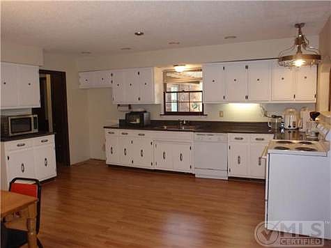5th image of 364 Stewart Ln