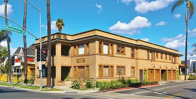 217 W Washington Ave — Photo 1