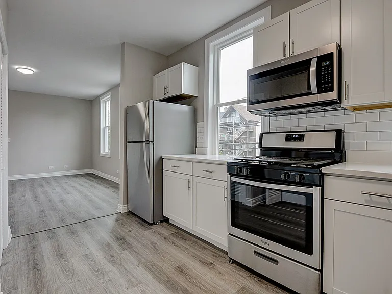 2815 N Hamlin Ave #2R — Photo 3