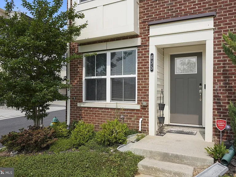 635 E Church St — Photo 2