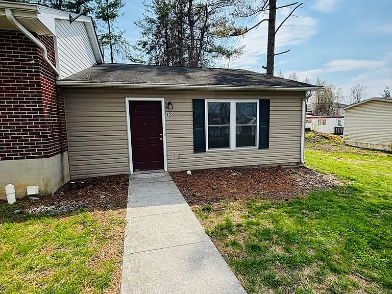 205 Freestone Dr NE — Photo 1