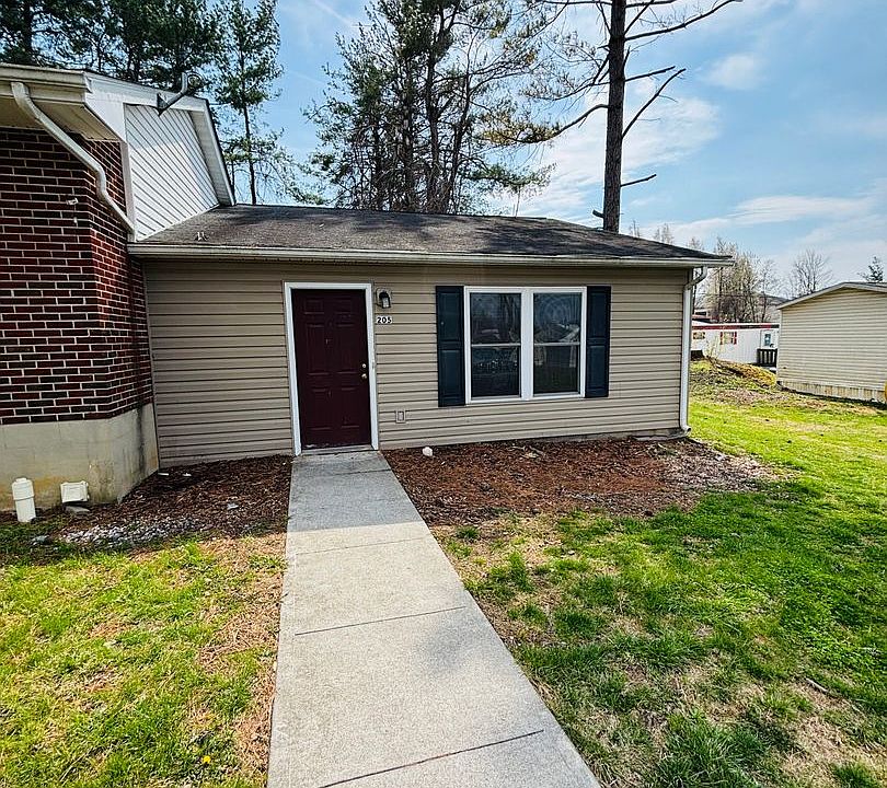 1st image of 205 Freestone Dr NE