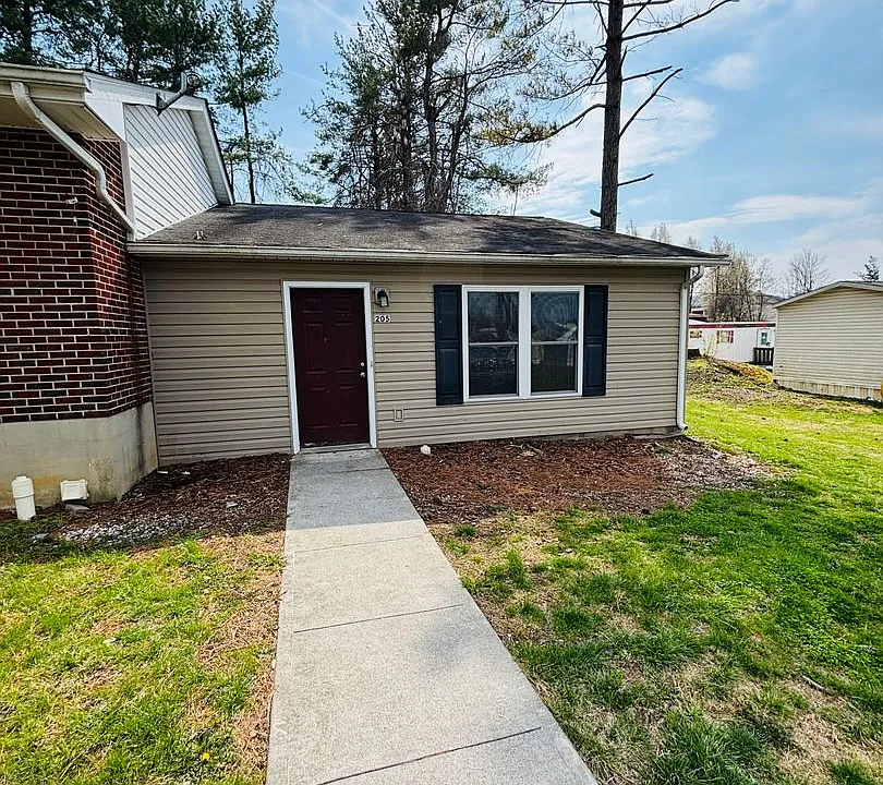 205 Freestone Dr NE