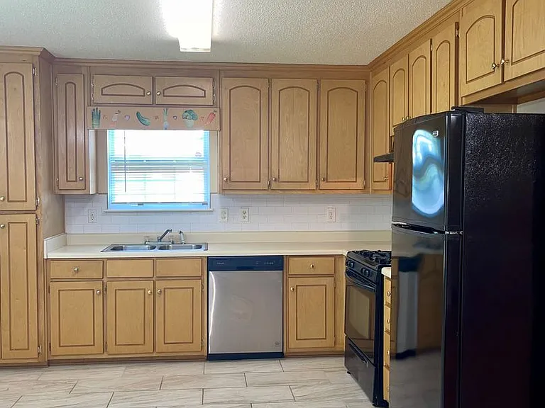 8584 Guthrie Dr — Photo 3