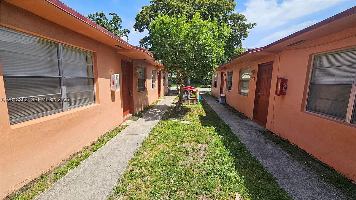 Building Photo - 860 SW 6th Ct #3