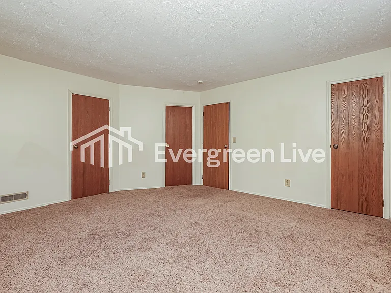 2464 Cross Village Dr — Photo 8