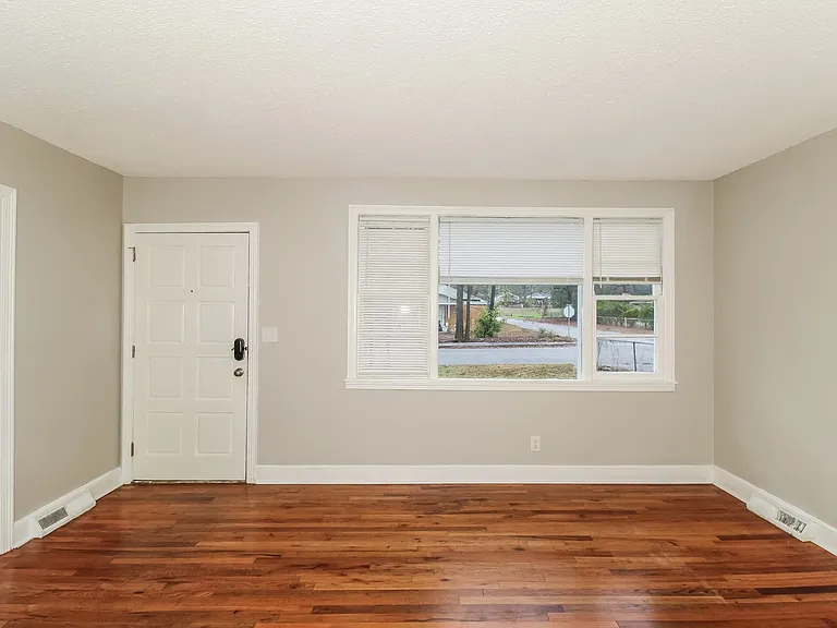 1358953_019_living_room_13459073.jpg