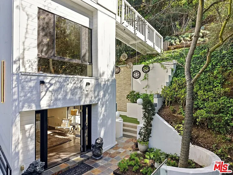 2350 Benedict Canyon Dr — Photo 42