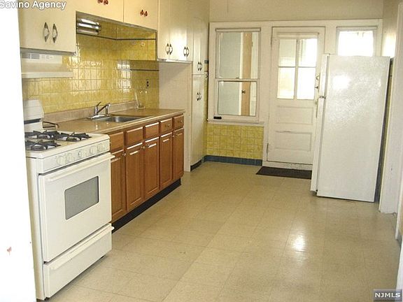 2nd image of 114 Stuyvesant Ave