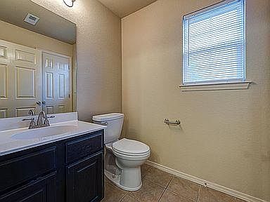 Downstairs 1/2 bathroom