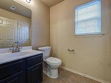 Downstairs 1/2 bathroom