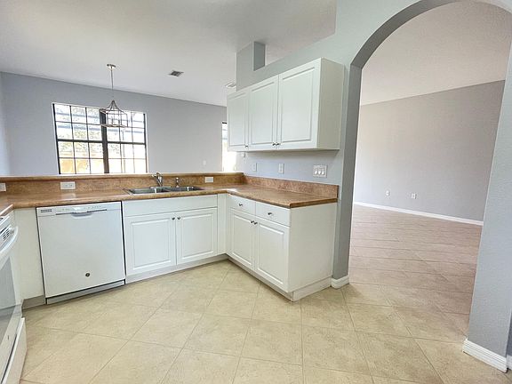 5th image of 7564 Bristol Cir