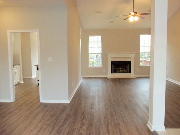 3rd image of 567 Oak Brook Dr