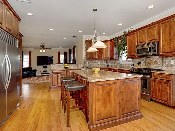 5th image of 6 Lillian Ln