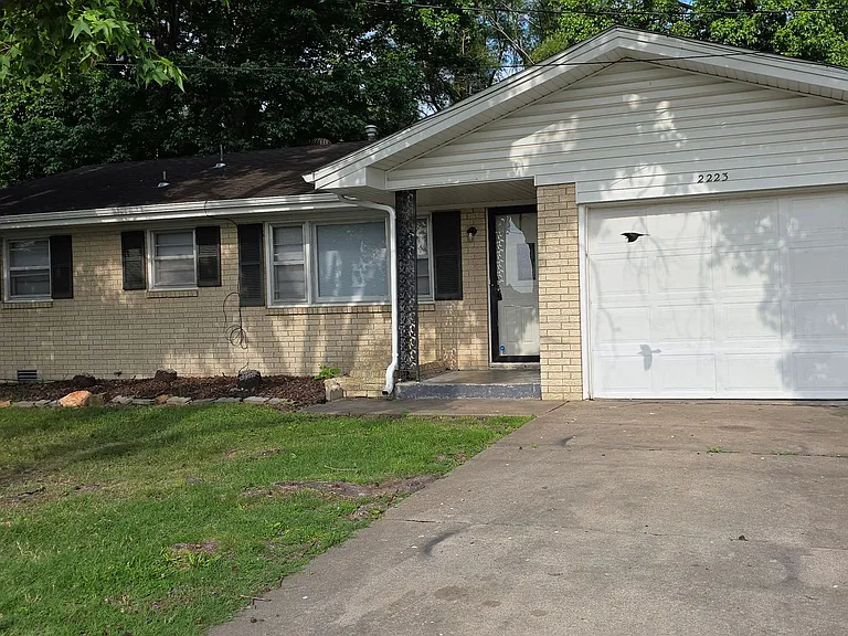 2223 N Link Ave — Photo 1