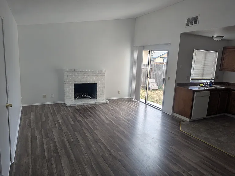 1010 Barrows Dr — Photo 3