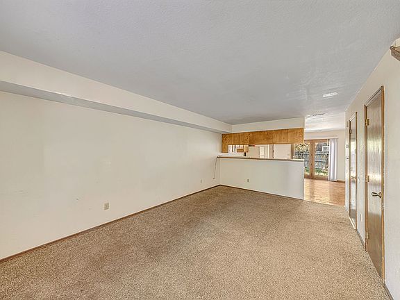 4th image of 493 32nd Rd
