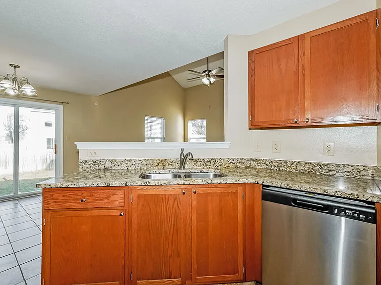 1107 Crescent Dr — Photo 9