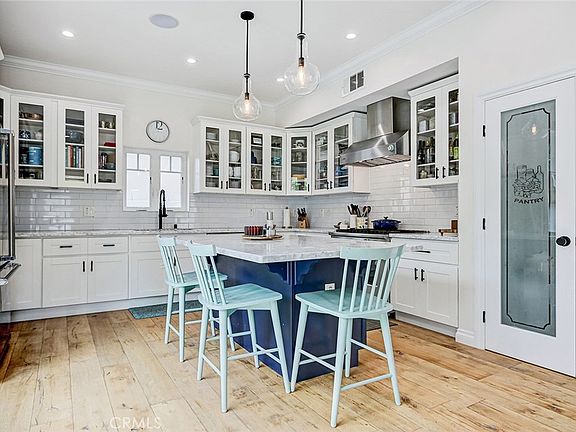 5th image of 825 Center St