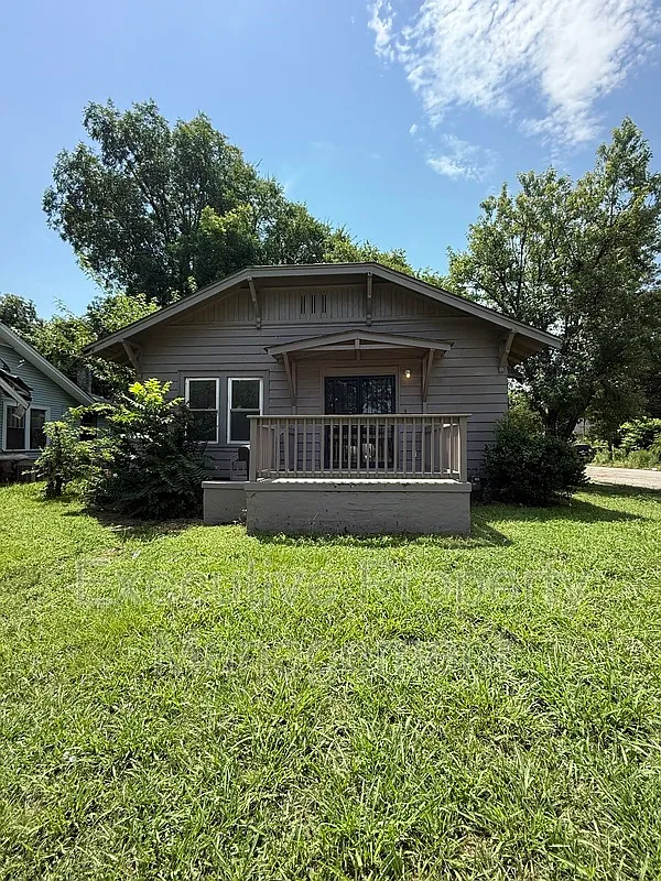 3 bed, 1.0 bath, 1218 sqft, $1,100 — Photo 1