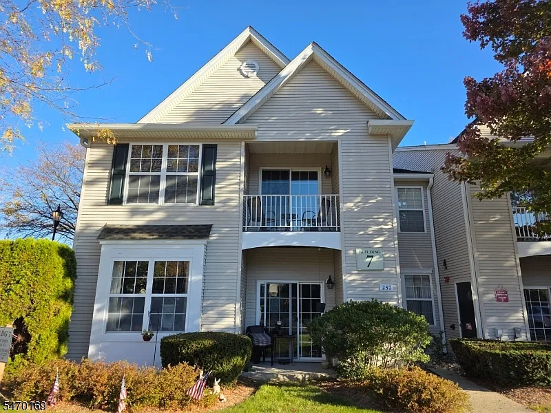 2 bed, 2.0 bath, 1262 sqft, $3,200 — Photo 3