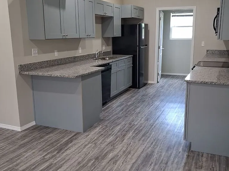 320 N Avenue B — Photo 3