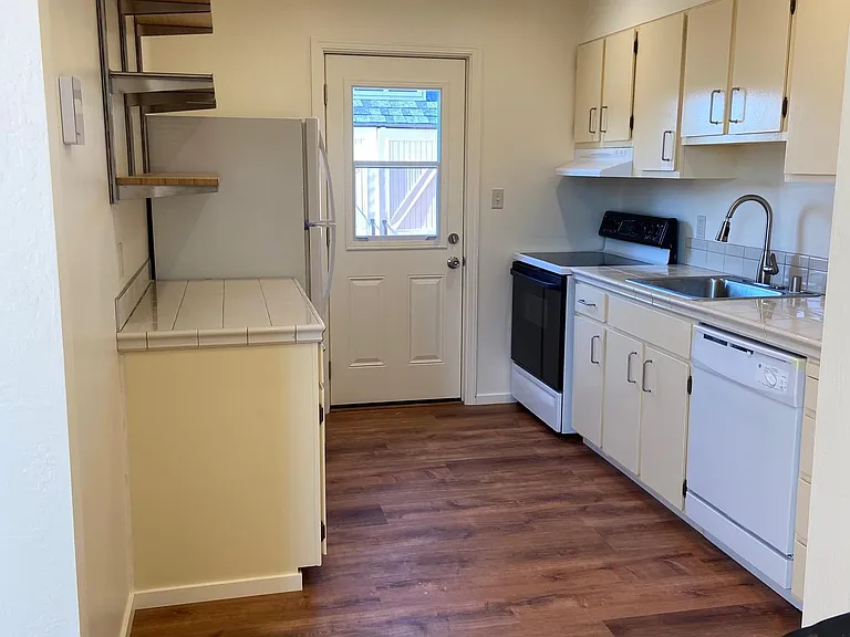 121 Lloyd Ct #2 — Photo 3
