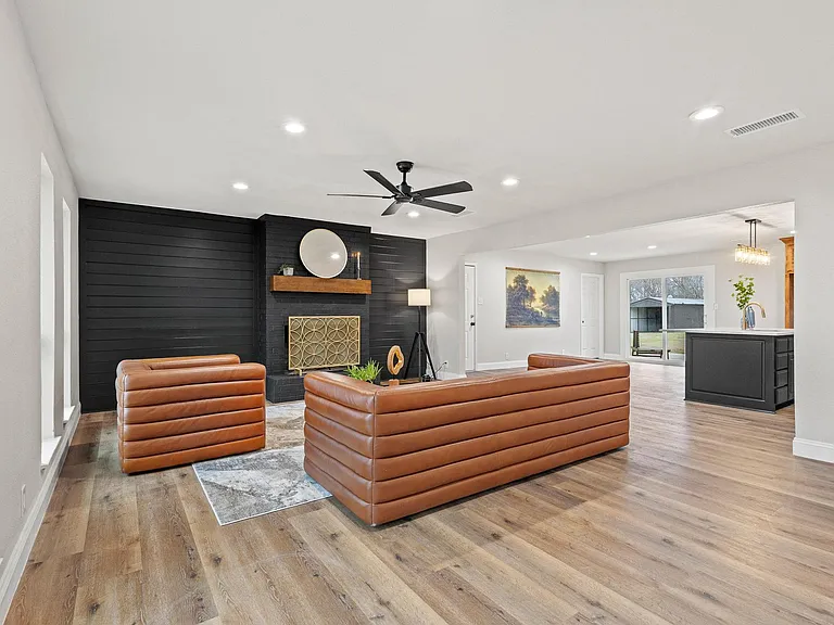 3327 Carriage Cir — Photo 8