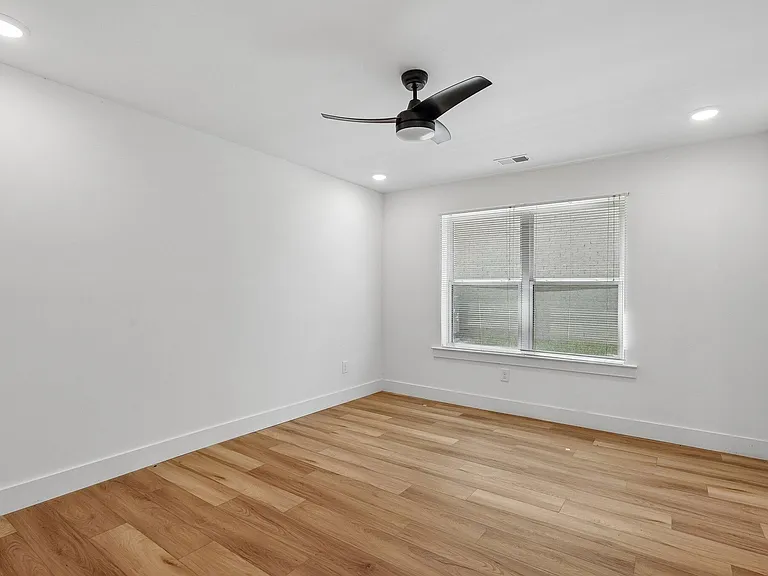 1241 N Avondale Cir — Photo 3