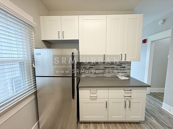 4th image of 2027 Front St #1