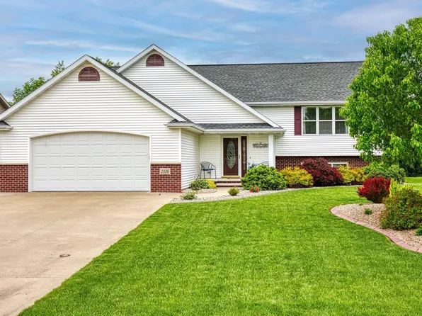 2326 Deer Prairie Dr, Neenah, WI 54956